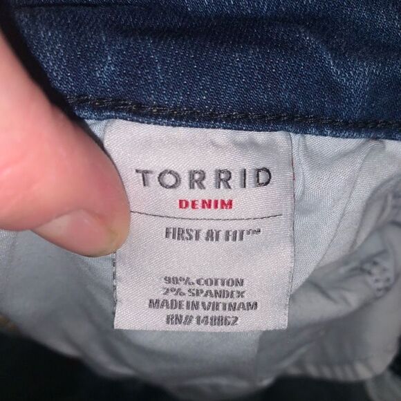 Torrid destroyed distressed 20 denim Bermuda shorts - Picture 4 of 4
